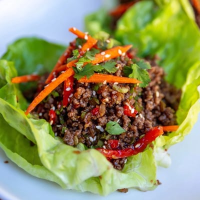 Golden ground beef, sautéed with ginger and garlic, fills tender lettuce leaves, creating a juicy, aromatic, and satisfying bite.